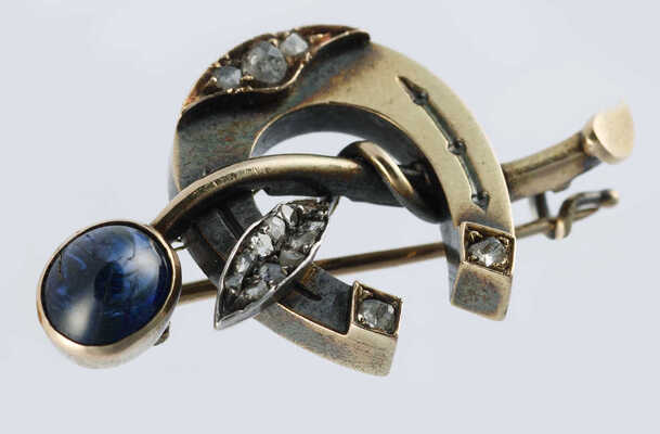 Брошь из желтого металла, общим весом 4,89 грамма